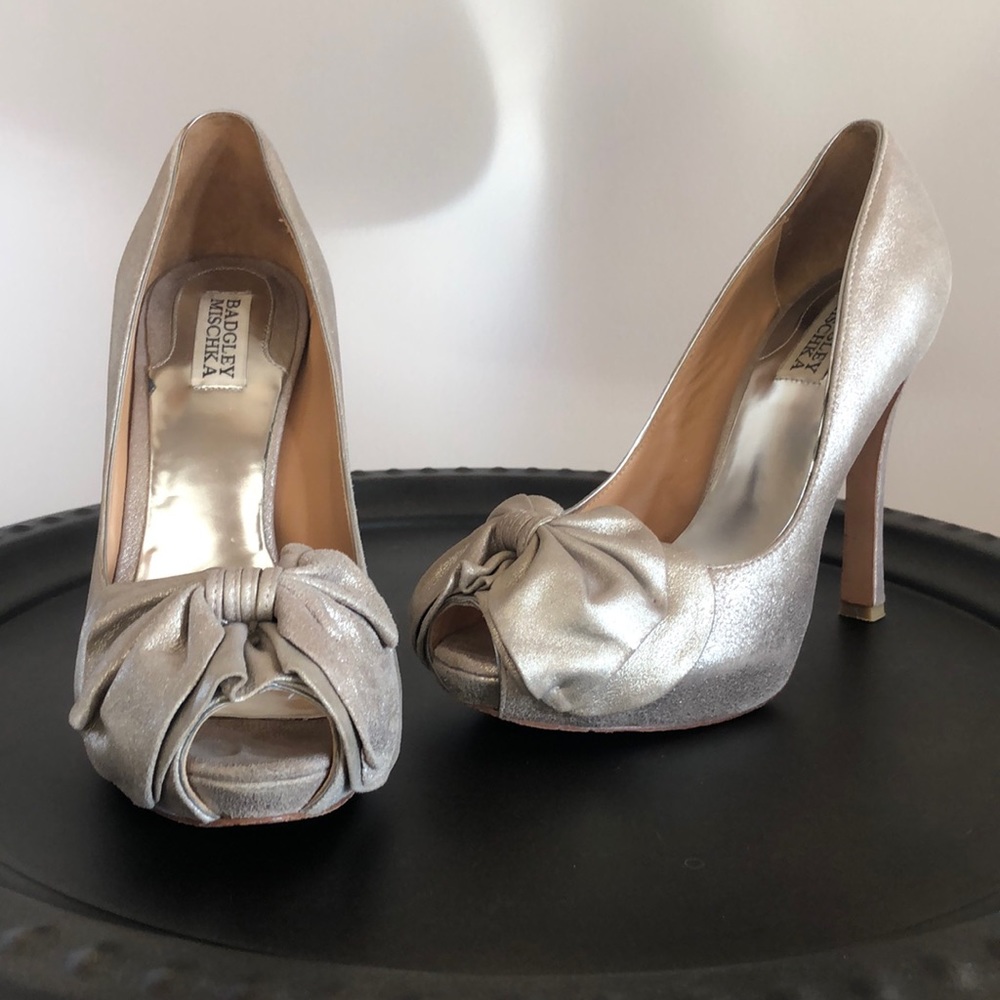 Badgley Mischa W8.5 Gold Sparkle with front bow heels